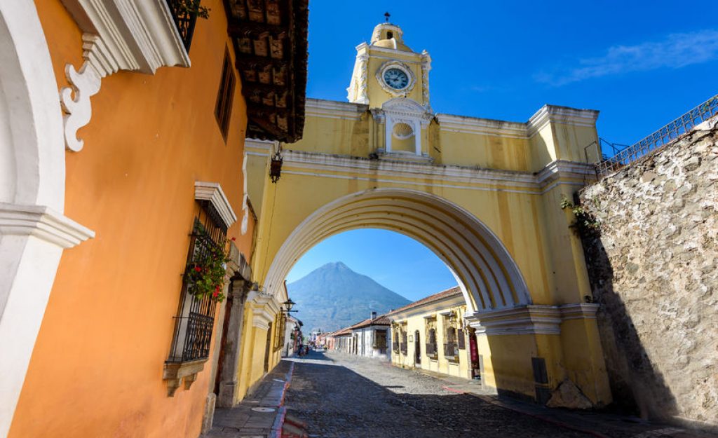 83525222 - arco de santa catalina - antigua, old historic city in guatemala